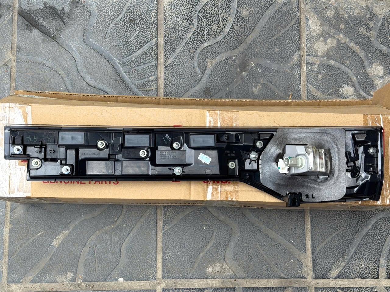 Đèn hậu miếng trong dùng cho HRV Rs 2022-2025 bản màu Trắng - hàng nhập khẩu chính ngạch