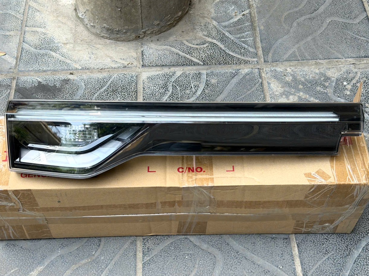 Đèn hậu miếng trong dùng cho HRV Rs 2022-2025 bản màu Trắng - hàng nhập khẩu chính ngạch