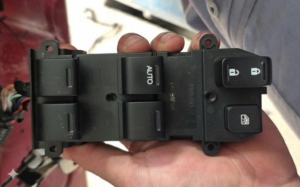 Công tắc lên xuống kính cửa trước xe Honda Brio hàng bãi