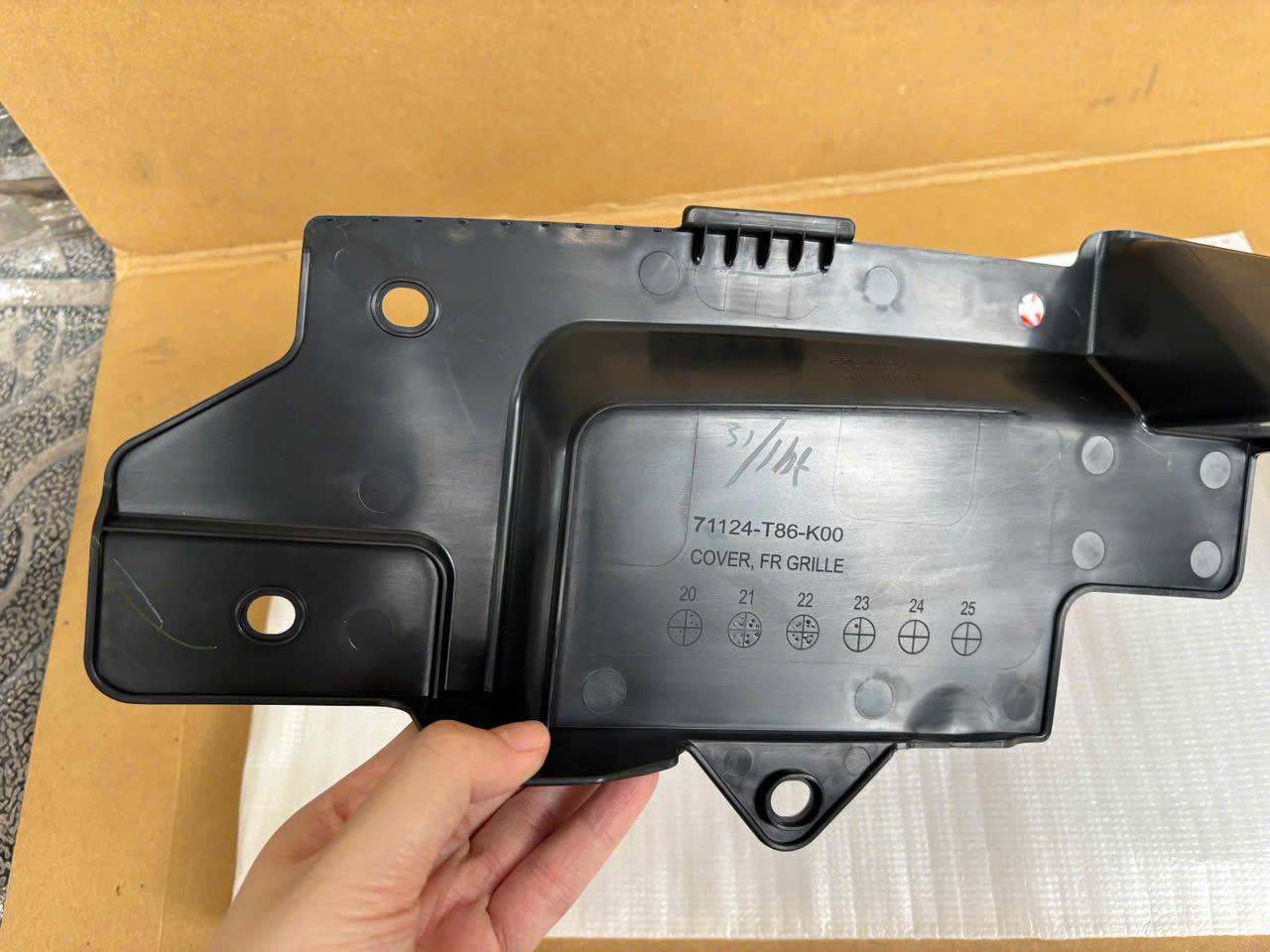Nhựa che trên mặt ca lăng, nhựa che dàn nóng két nước xe Honda BRV