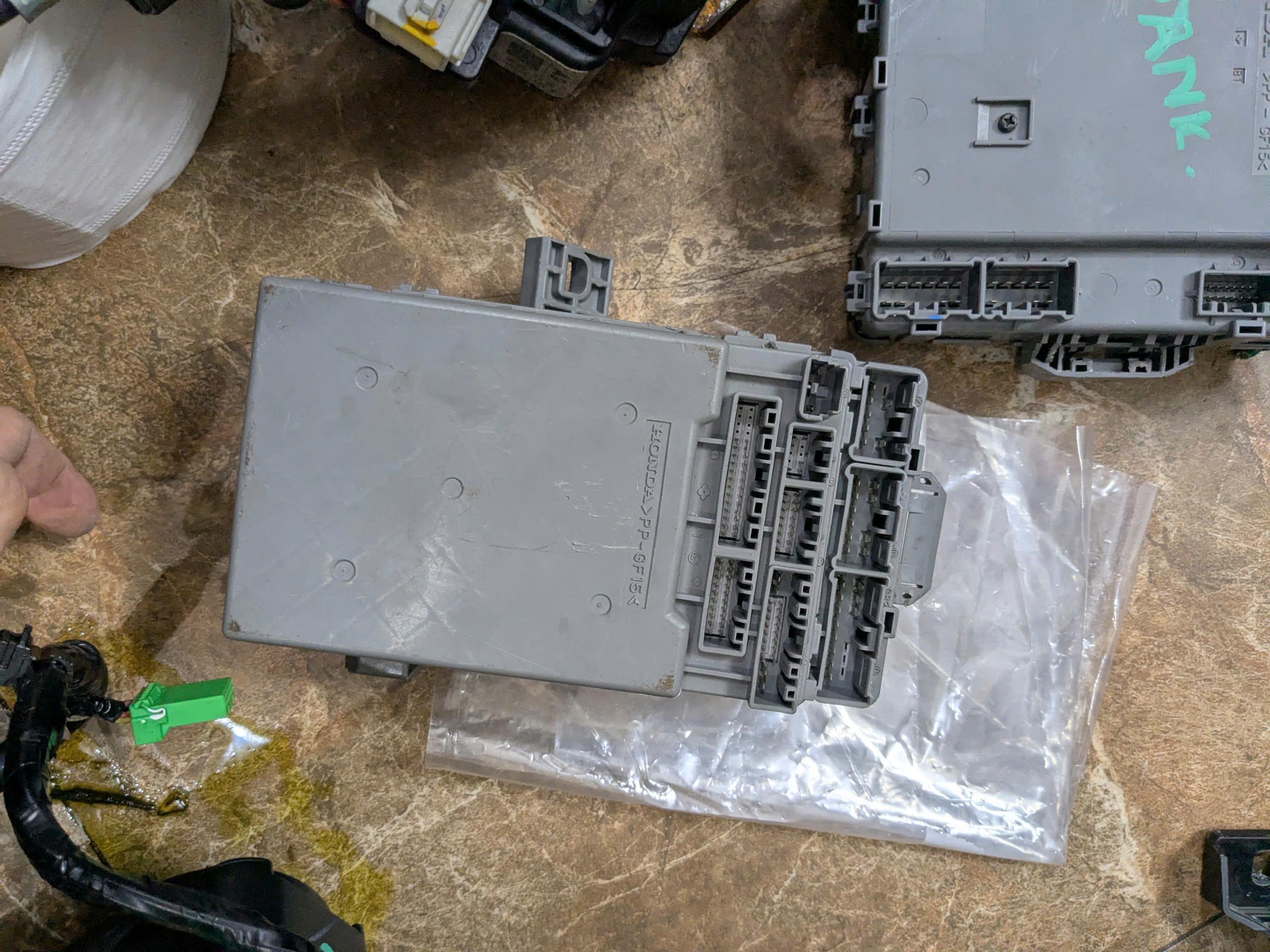 Hộp cầu chì trong táp lô xe Honda Civic 2.0 1.8 2006-2011 hàng bãi