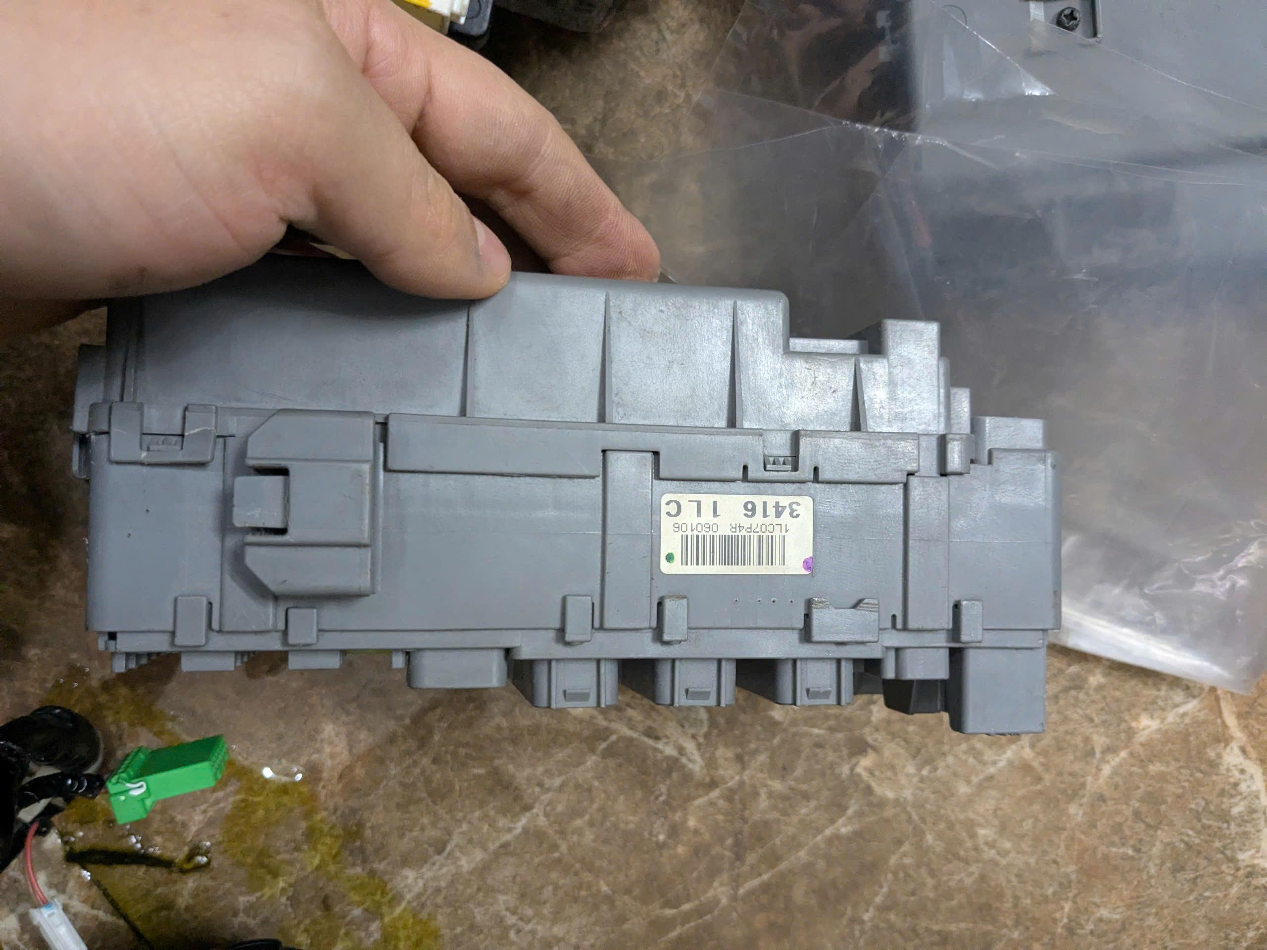 Hộp cầu chì trong táp lô xe Honda Civic 2.0 1.8 2006-2011 hàng bãi