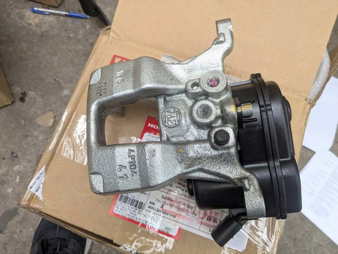 Cụm xy lanh và mô tơ điện phanh  sau Xe Honda Crv 2024-2026 Cụm heo phanh Cr-V 430183E7H00 430173E7H00 43018TMCT02 43019TMCT02 43018-3E7-H00 43017-3E7-H00 43018-TMC-T02 43019-TMC-T02 