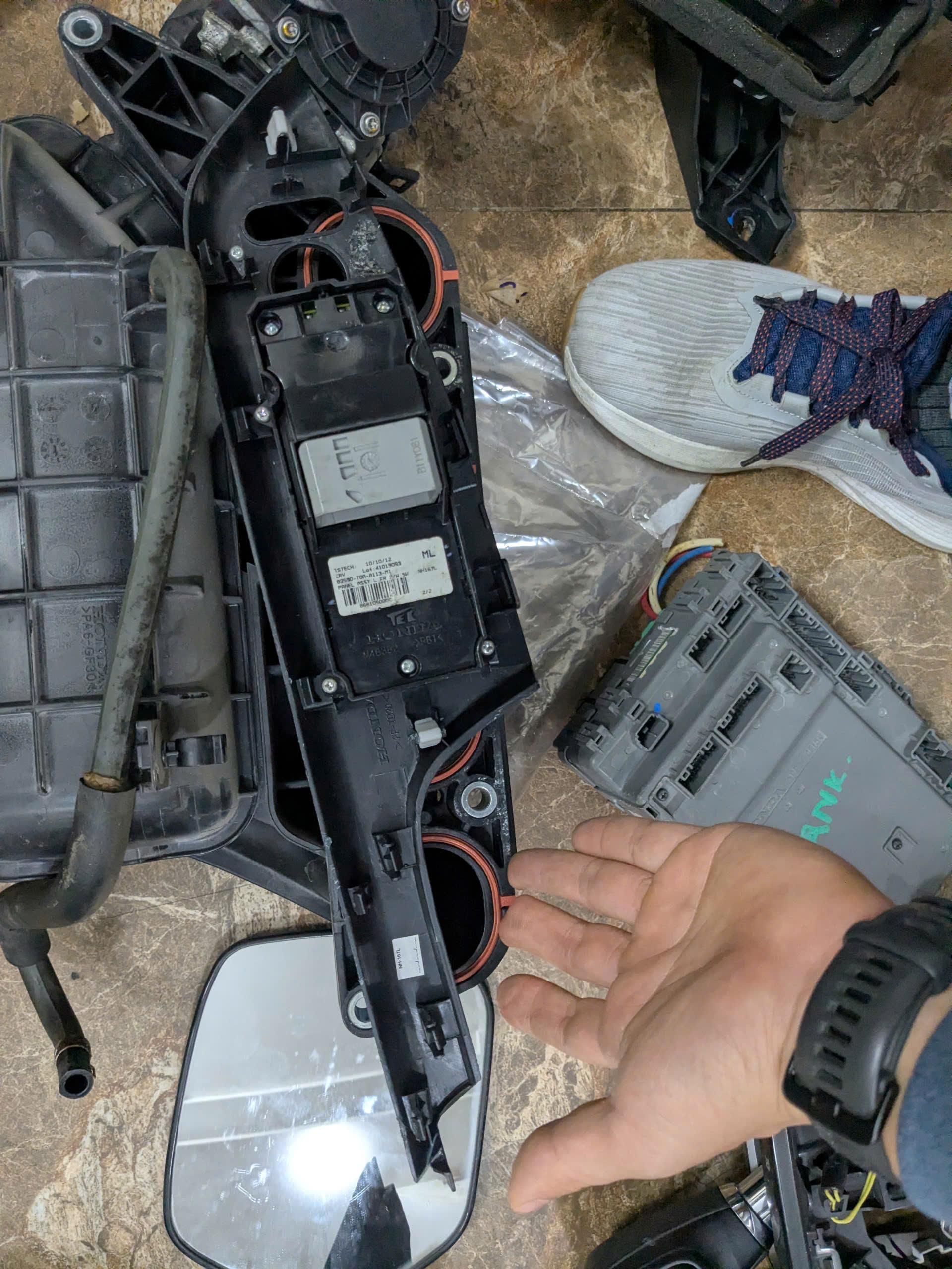 Công tắc lên xuống kính cửa trước Lh - tổng xe Honda Crv 2013-2017 hàng bãi