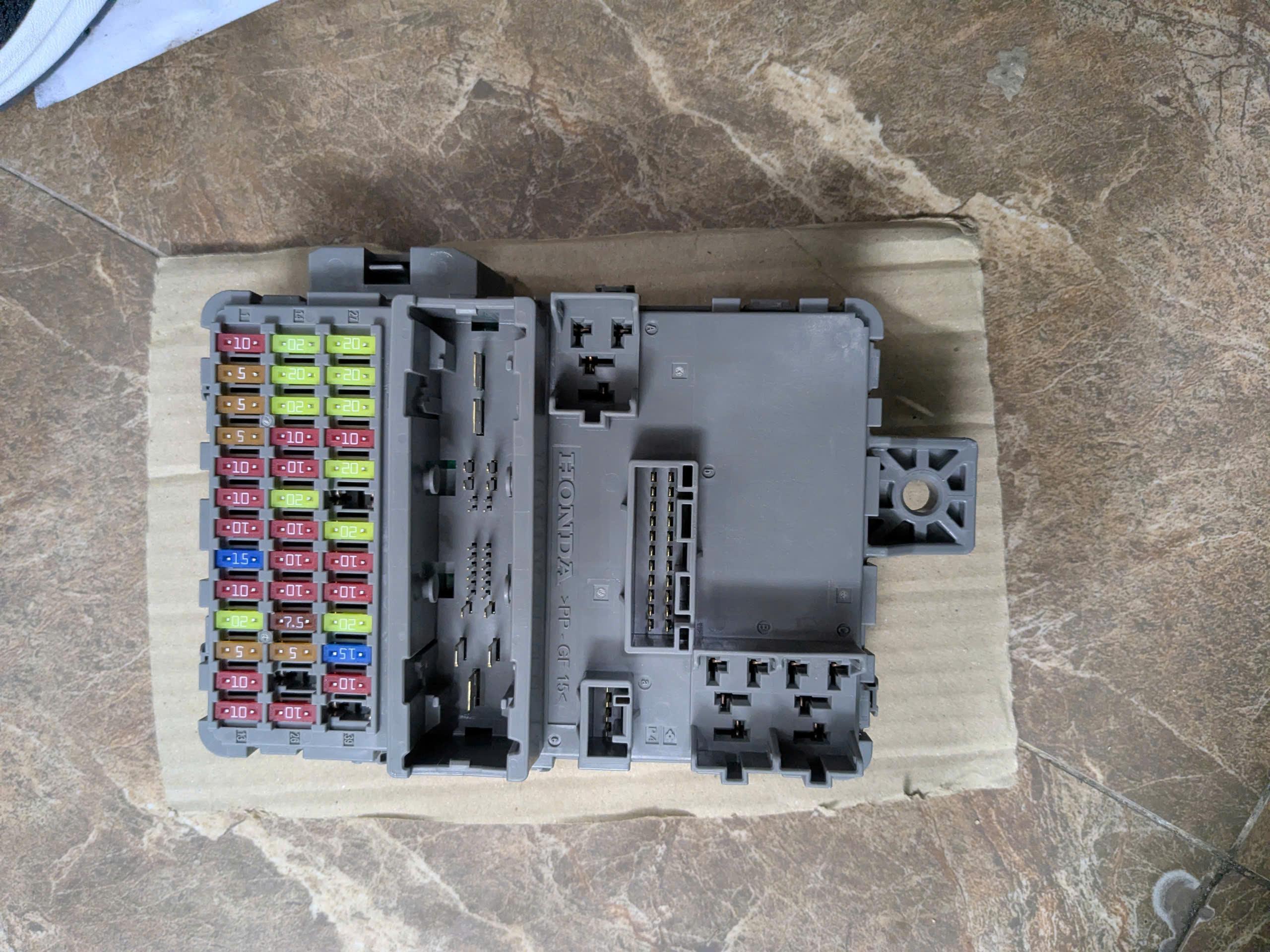 Hộp cầu chì trong táp lô Honda Crv 1.5 2018-2021 hàng bãi