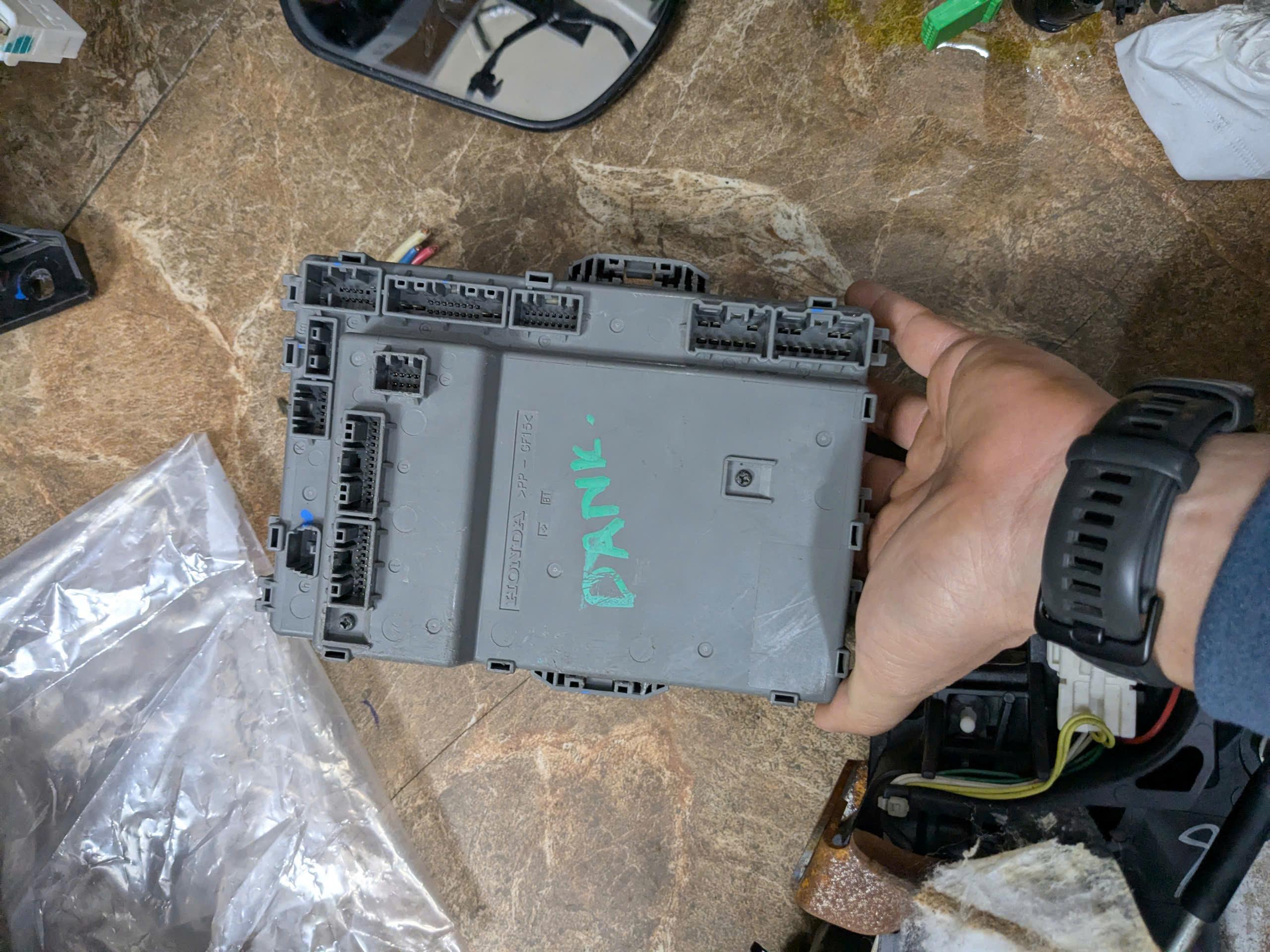 Hộp cầu chì trong xe  Crv 2013-2015 2017 2.0 và 2.4  trong táp lô , hộp 0B1 T0A-B110, Hộp cầu chì Honda Crv  38200T0AB11 38200-T0A-B11 