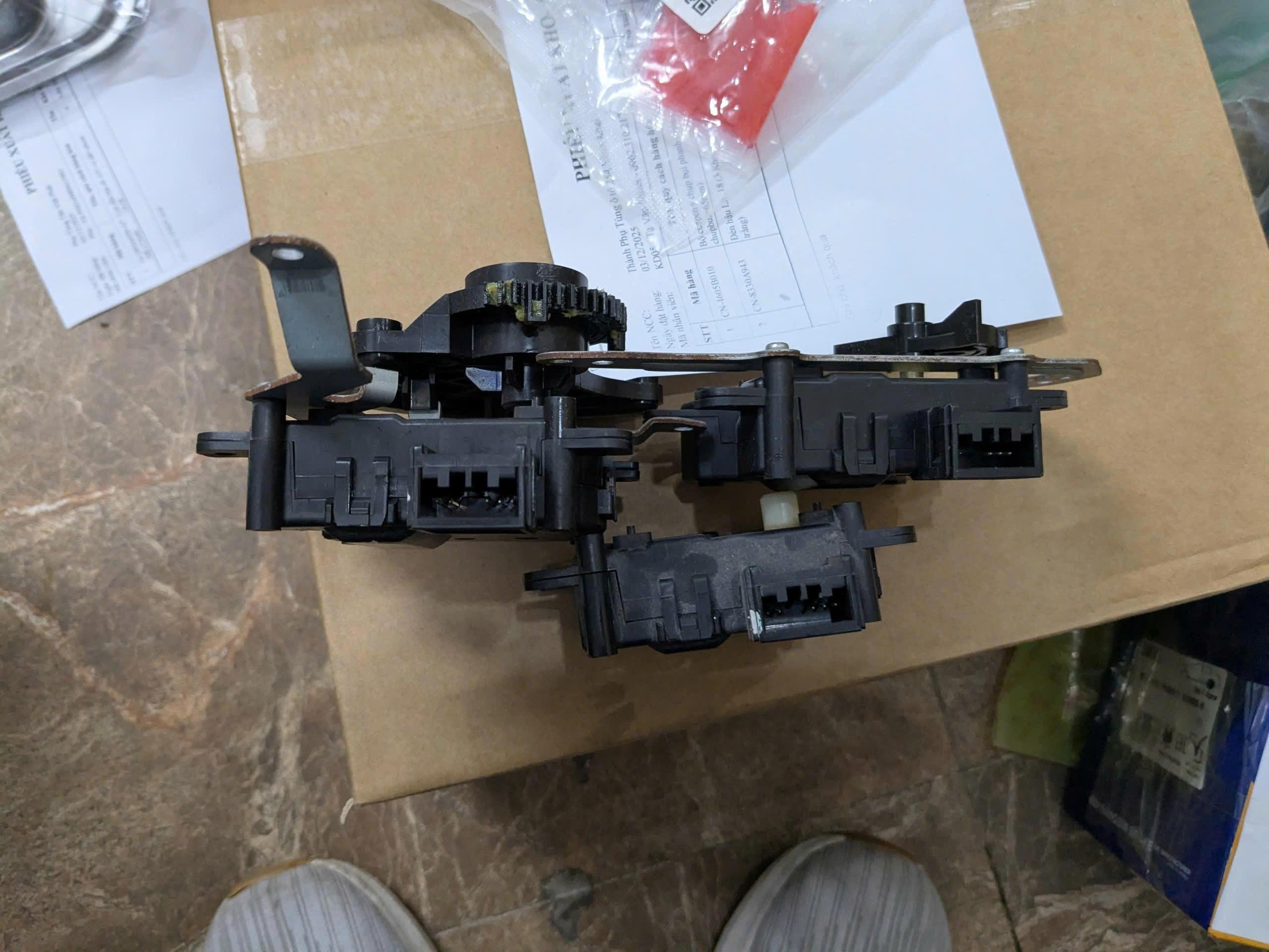 Mô tơ điều khiển chỉnh gió điều hòa trong táp lô xe Honda Crv 2013-2017 hàng bãi