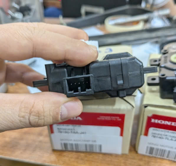 Mô tơ điều khiển chỉnh gió quạt điều hòa trong táp lô xe Honda Crv hybrid, Crv 1.5 2018 2021 2024 2025, Civic eHev hybrid, civic 1.5 tubo 2022 2023 2025, City 2021-2024, Hrv 2022, Hrv eHev hybrid 2025