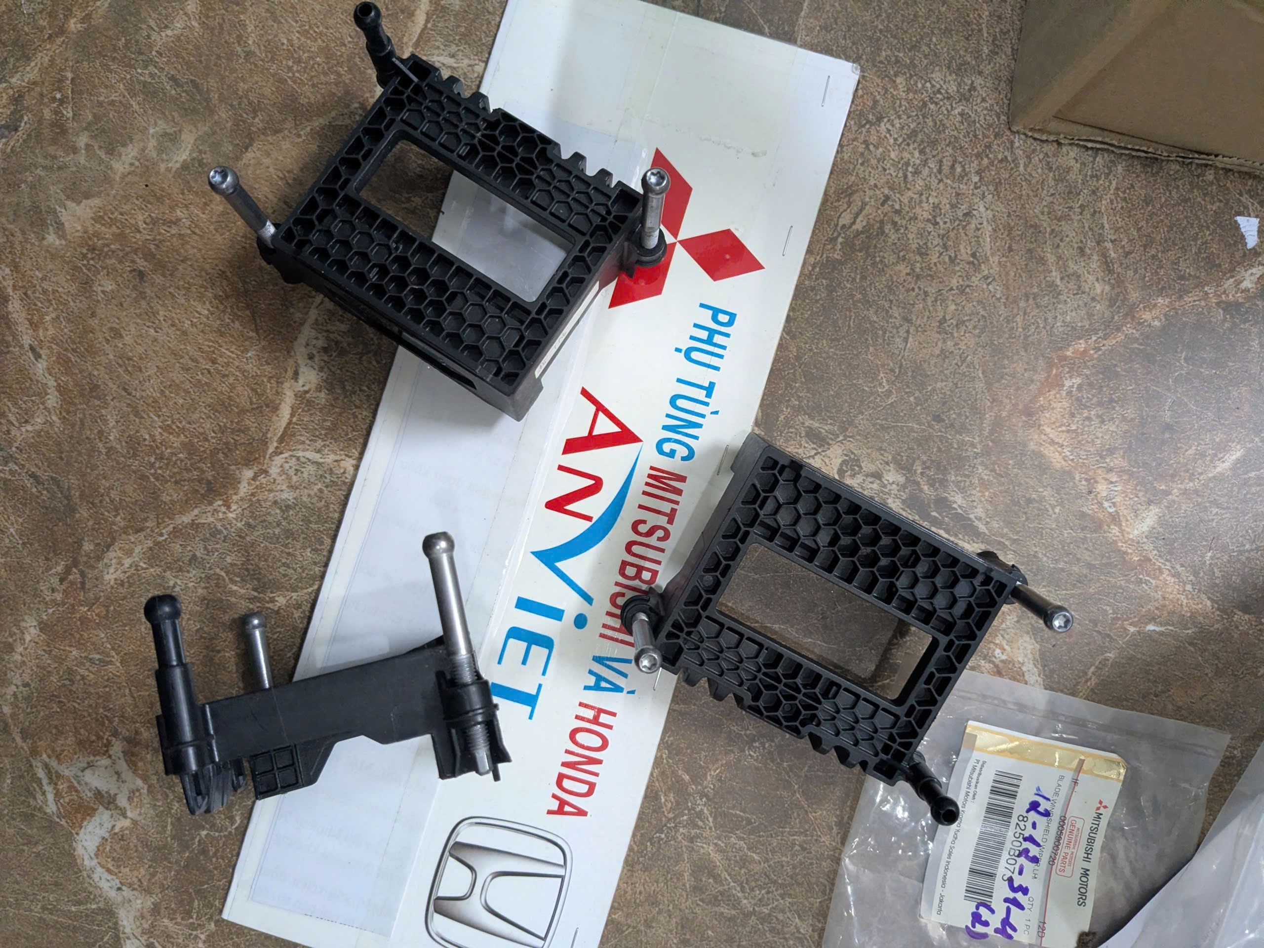 Thanh lý đế bắt hộp rada đầu xe Honda Crv 1.5 2021