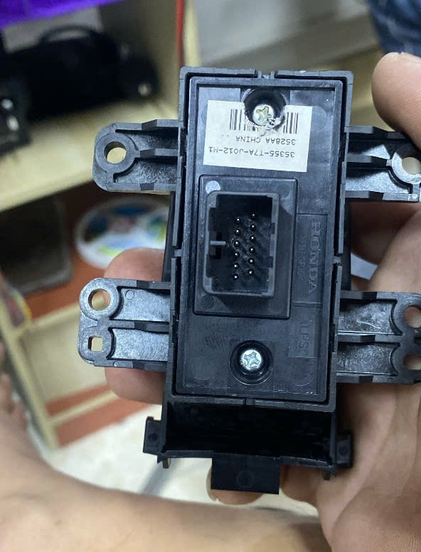 Công tắc EPB và ấn điều khiển phanh tay, chỗ yên ngựa xe Honda HRV hàng bãi