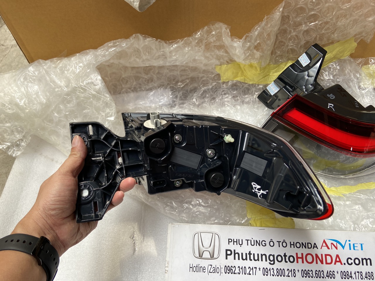 Đèn hậu, đèn lái sau miếng ngoài trên hông xe Honda HRV 2022-2025