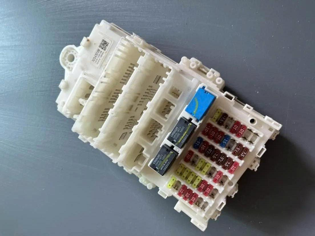 Hộp cầu chì trong xe Hrv 2018 - 2021  trong táp lô , hộp 7470-5703-0W 7370-1583-0W, Hộp cầu chì Honda Hrv  38200T0AB11 38200-T7A-UG1 