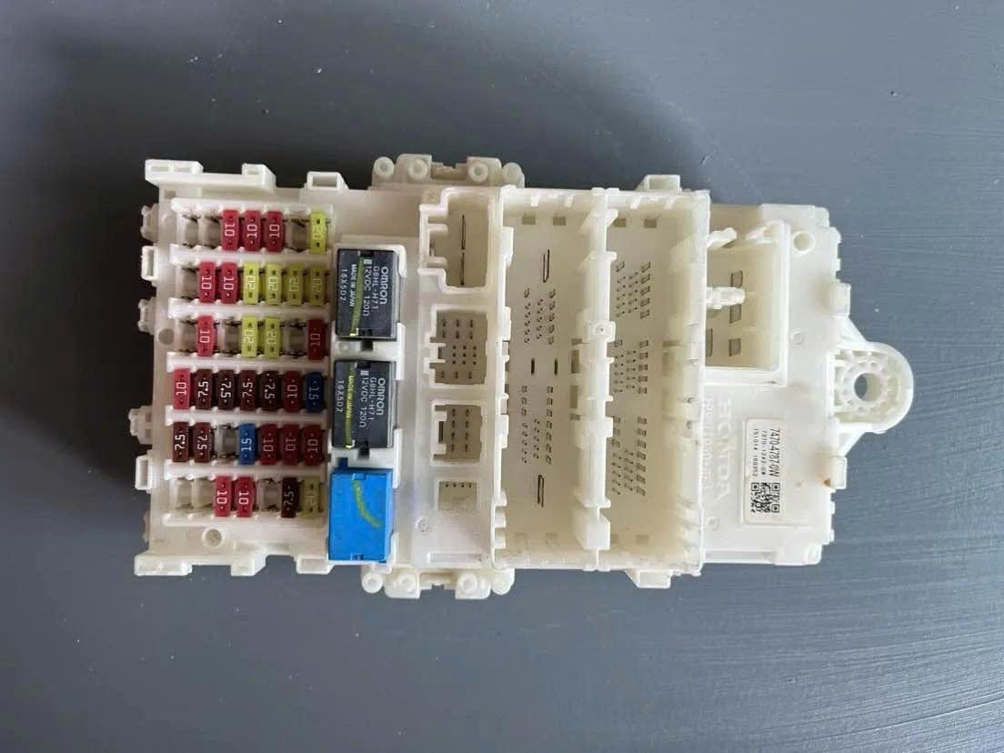 Hộp cầu chì trong xe Hrv 2018 - 2021  trong táp lô , hộp 7470-5703-0W 7370-1583-0W, Hộp cầu chì Honda Hrv  38200T0AB11 38200-T7A-UG1 