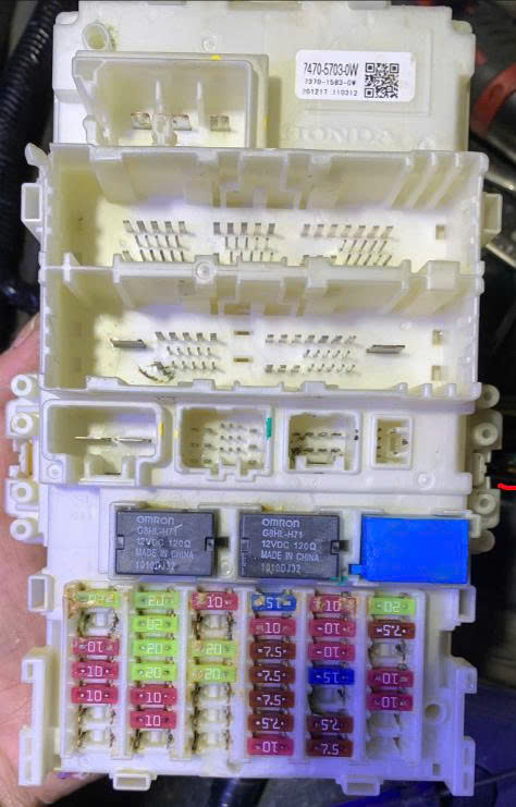 Hộp cầu chì trong xe Hrv 2018 - 2021  trong táp lô , hộp 7470-5703-0W 7370-1583-0W, Hộp cầu chì Honda Hrv  38200T0AB11 38200-T7A-UG1 