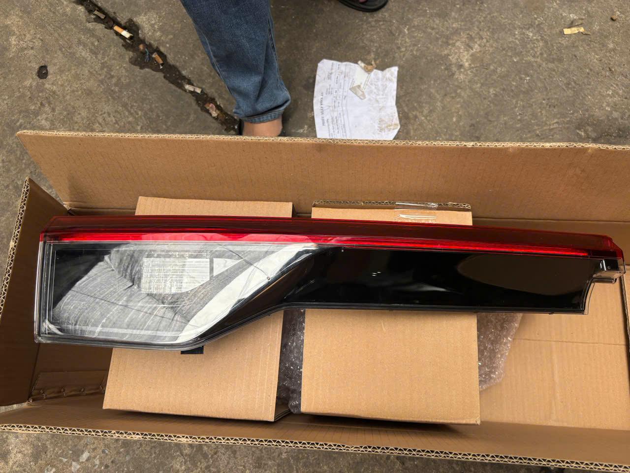 Thanh lý Đèn hậu miếng trong bên lái xe Honda HRV