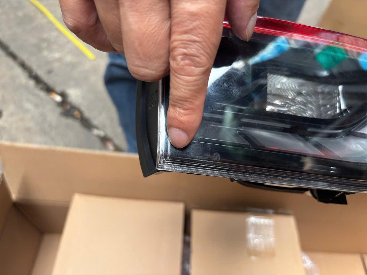 Thanh lý Đèn hậu miếng trong bên lái xe Honda HRV