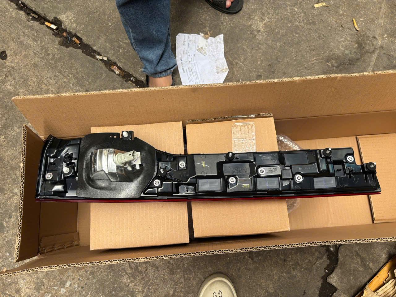 Thanh lý Đèn hậu miếng trong bên lái xe Honda HRV