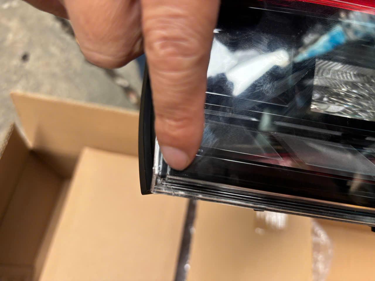 Thanh lý Đèn hậu miếng trong bên lái xe Honda HRV