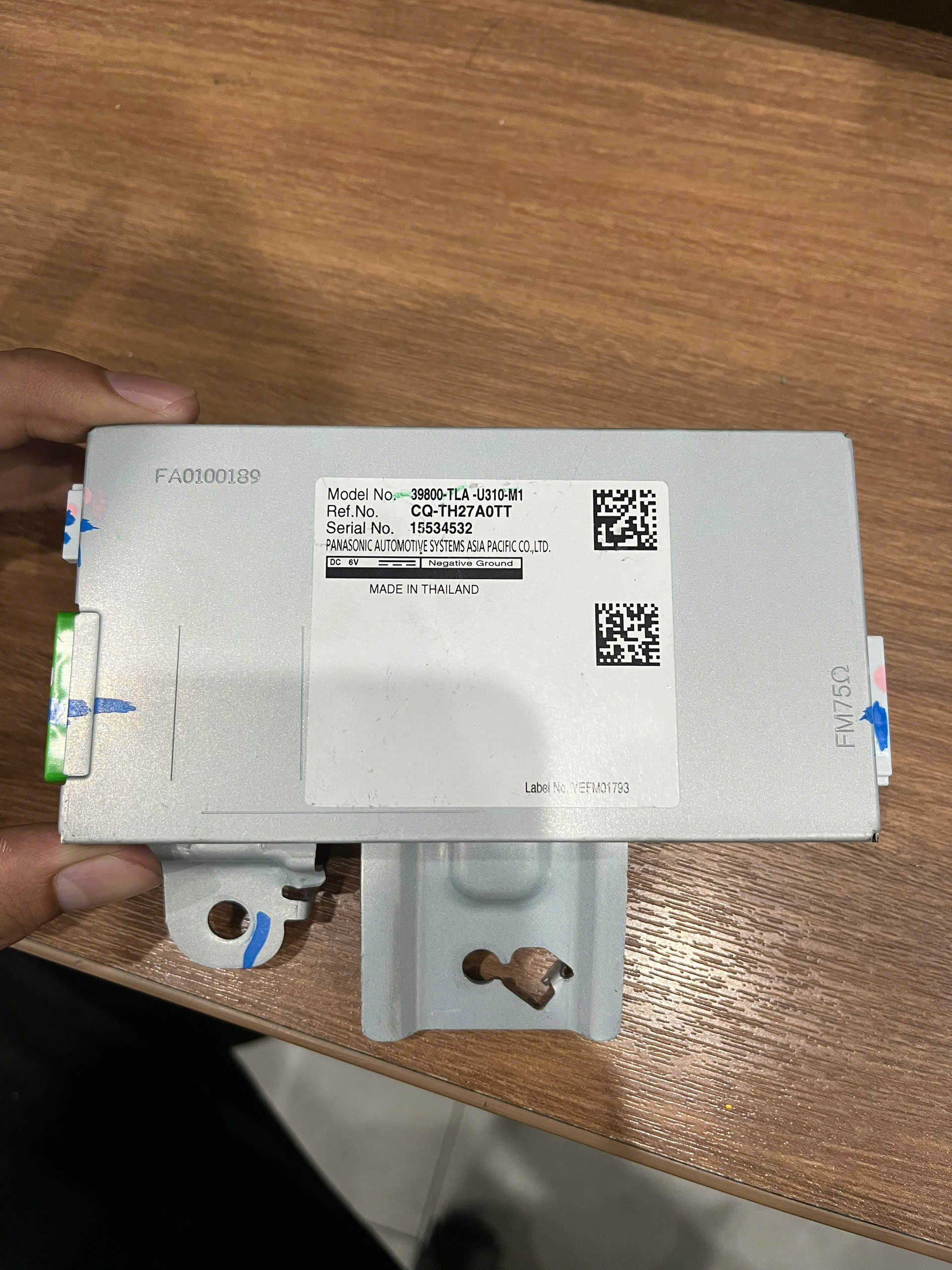 Hộp TUNER UNIT thu sóng radio AMFM ở hông sau bên phải xe Honda CRV