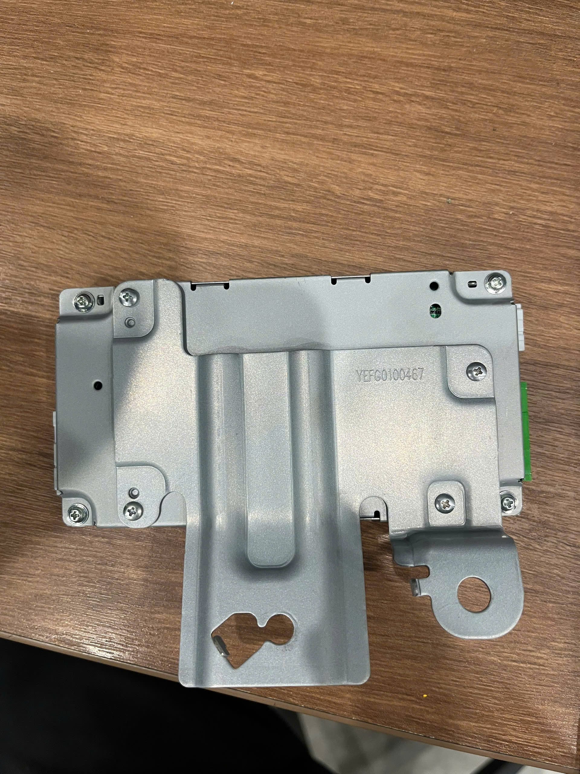 Hộp TUNER UNIT thu sóng radio AMFM ở hông sau bên phải xe Honda CRV