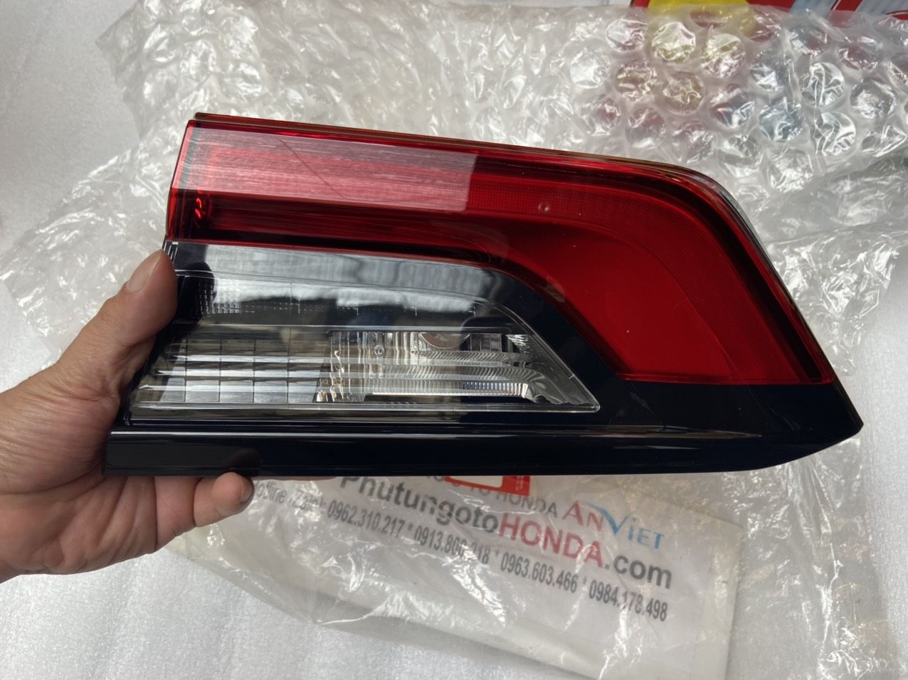 Đèn hậu miếng trong trên cốp xe Honda CIVIC 2022