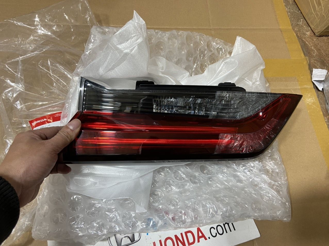 Đèn lái sau miếng trên cánh cửa hậu xe Honda CRV 2021-2022