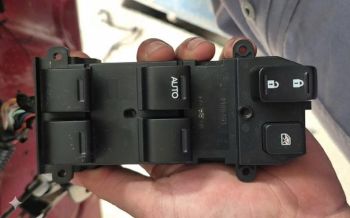 Công tắc lên xuống kính cửa trước xe Honda Brio hàng bãi