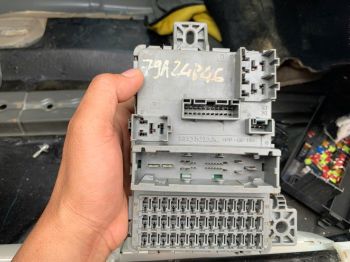 Hộp cầu chì trong táp lô Honda Civic 2016-2020 1.5 1.8 hàng bãi