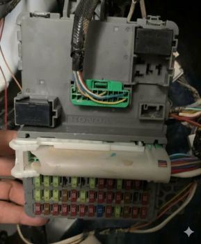 Hộp cầu chì trong táp lô Honda Civic 1.8 2016-2020, Civic 1.5 2016-2020