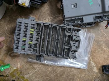 Hộp cầu chì trong táp lô xe Honda Civic 2.0 1.8 2006-2011 hàng bãi