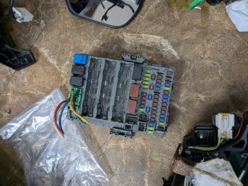 Hộp cầu chì trong táp lô xe Honda Crv 2.4 2.0 2013-2017 hàng bãi