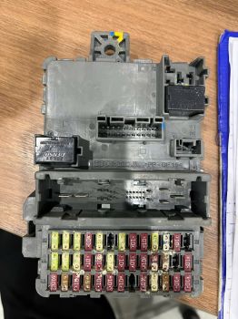 Hộp cầu chì trong táp lô xe Honda CRV hàng bãi