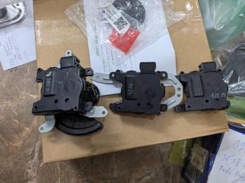 Mô tơ điều khiển chỉnh gió điều hòa trong táp lô xe Honda Crv 2013-2017 hàng bãi