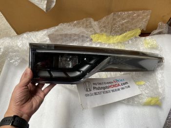 Đèn hậu miếng trong trên cốp xe Honda HRV 2022-2025