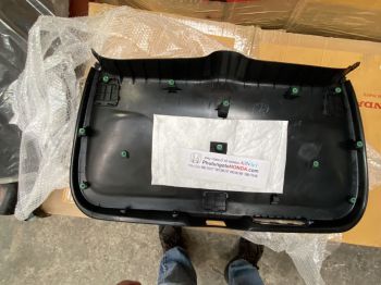 Táp py trên cửa hậu xe Honda Crv